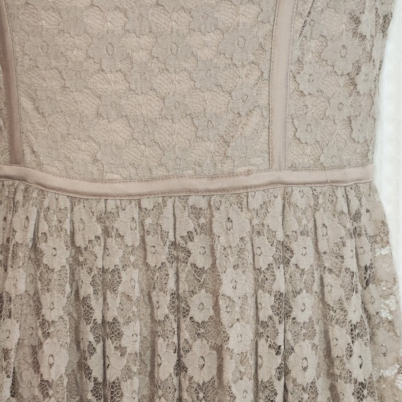 LC Lauren Conrad Dress Ladies Size 8 beige lace stretch knit fit&flare Lined - Picture 4 of 16